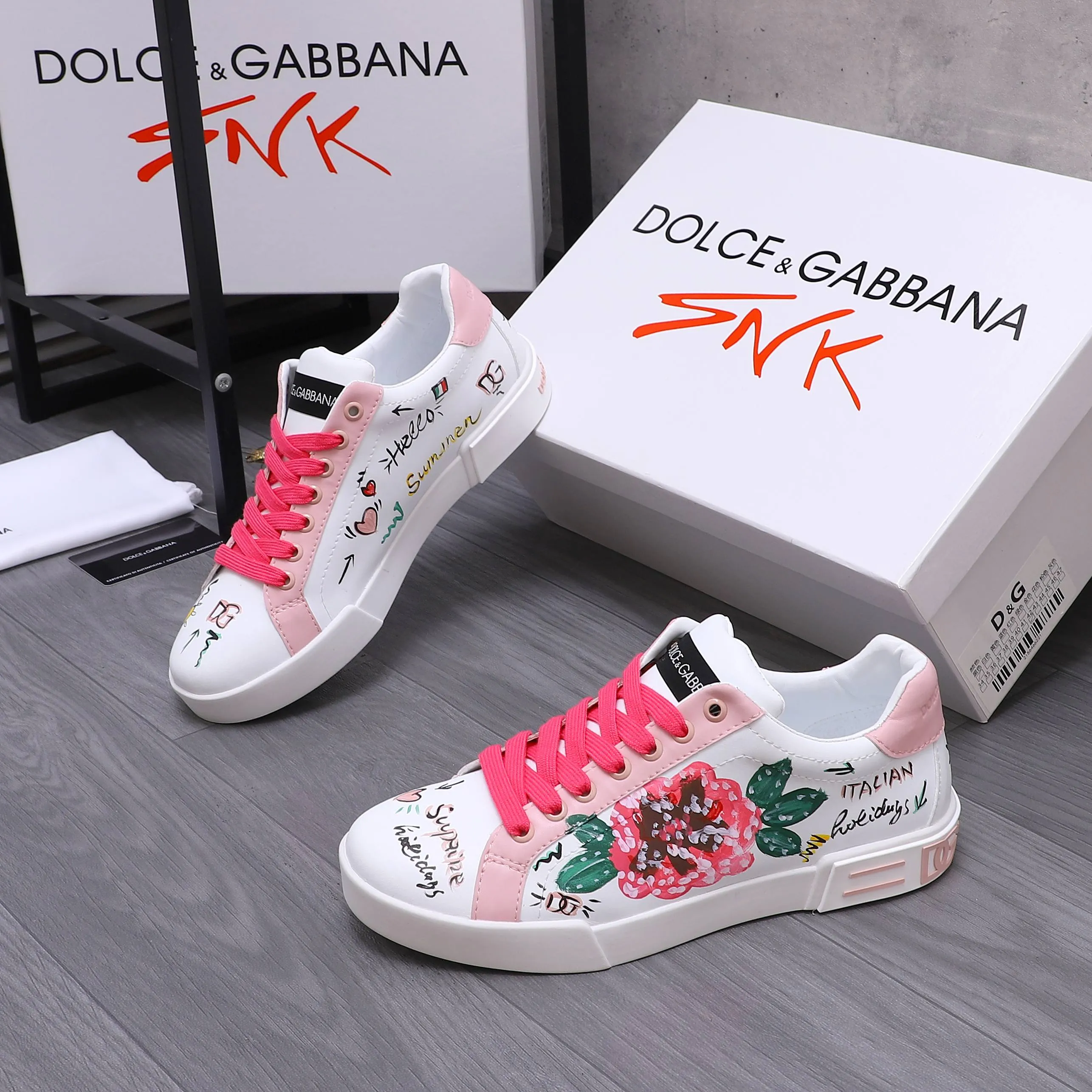 Men's shoes 💰480 Product trademark: DG (Dolce & Gabbana) couple's casual shoes Regular size: 35-46 (45.46 is custom-made and non-refundable) Product materials: Selected graffiti cowhide upper, leather lining, cowhide insole, original outsole